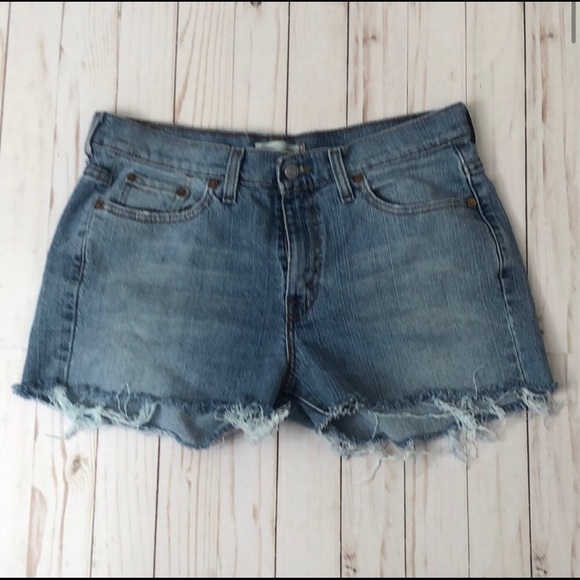 Red Tab 505 Straight Leg Levi’s Cut-Off Shorts - Picture 3 of 10